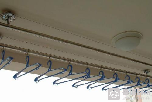 阳台固定<a href='/zixun/article/tag313712_1/' target='_blank' style = 'text-decoration: underline ; color :blue;'>单杆晾衣架安装</a>方法