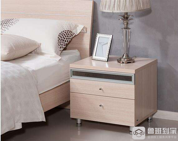 小身材大作用 床头柜安装方法