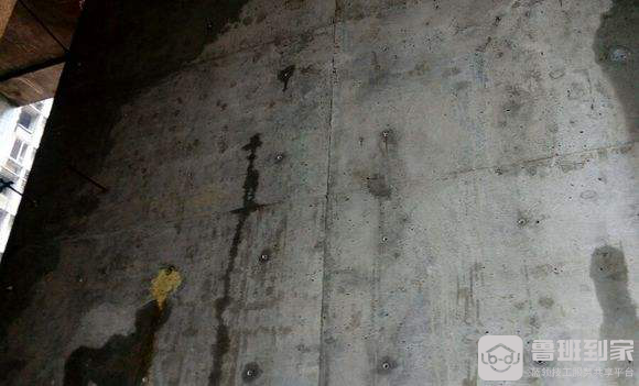 如何正确施工防止混凝土表面出现麻面？麻面的处理方法是？