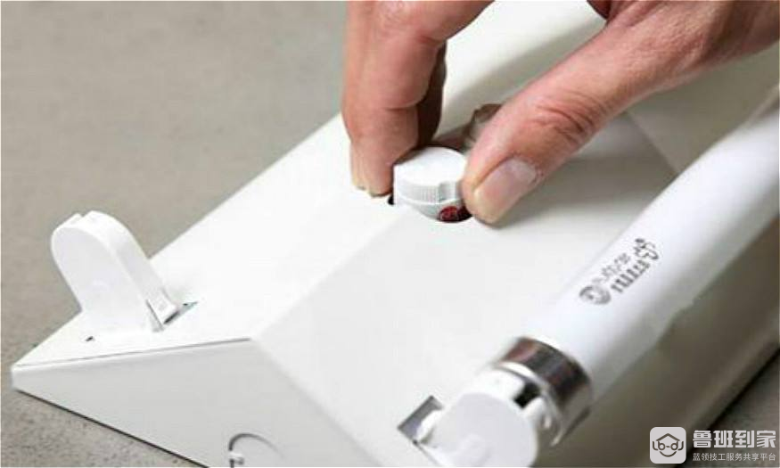 更换维修日光灯启辉器 日光灯管坏了怎么更换？