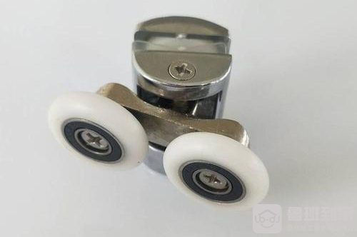 玻璃门上的滑轮是怎么安装的？