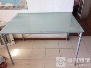 磨砂玻璃材质的餐桌怎么样？磨砂玻璃餐桌优点介绍
