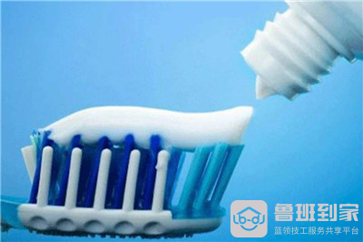 白色家具泛黄怎么办之牙膏