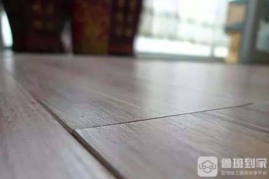 要防止实木地板膨胀变形，就要先防止它吸潮