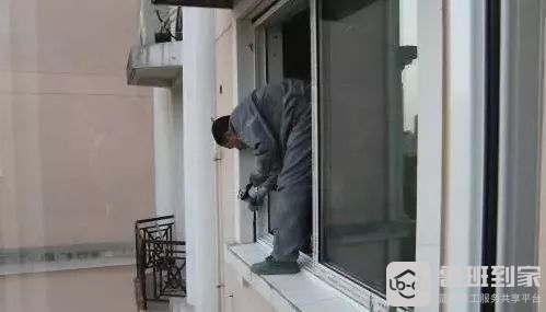 高空玻璃坠落砸中路人，安装不当伤人害己