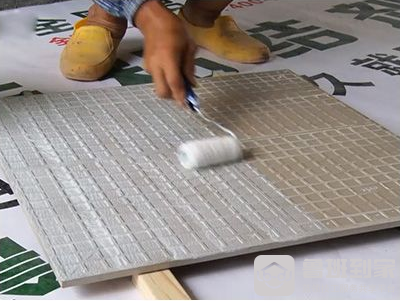 瓷砖背胶施工步骤之涂刷