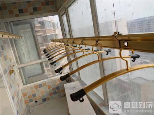 「晾衣架的安装」安装手摇式晾衣架的步骤