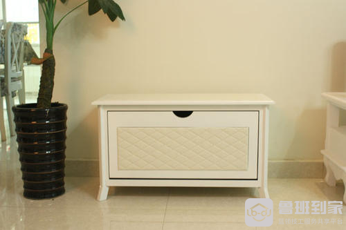 实木玄关柜<a href='/zixun/article/tag311380_1/' target='_blank' style = 'text-decoration: underline ; color :blue;'>保养</a>，玄关柜作用及玄关柜购买