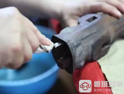 软化清理榫卯处的胶状物