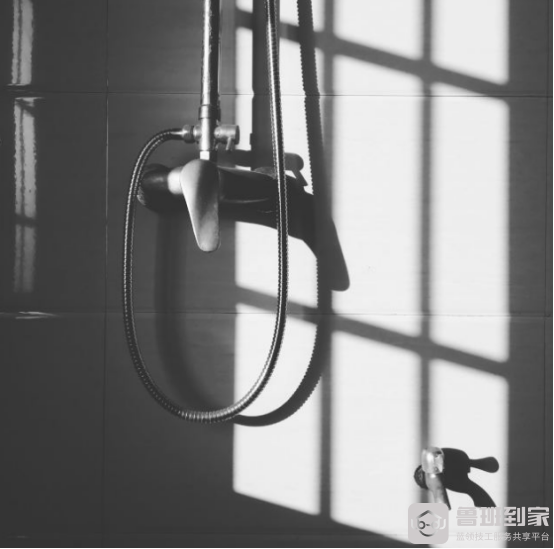 晚上洗澡好，还是早上洗比较好？医生的看法是…