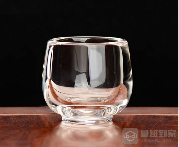 可分为两种:玻璃水晶杯(其实就是玻璃的)和纯水晶水杯.