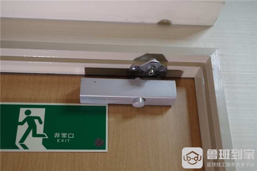 闭门器拆卸方法图2