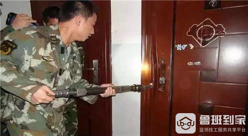 消防人员暴力破拆防盗门