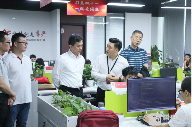 邓崴还为何东宁书记一行领导详细讲解了项目5年快速发展的历程