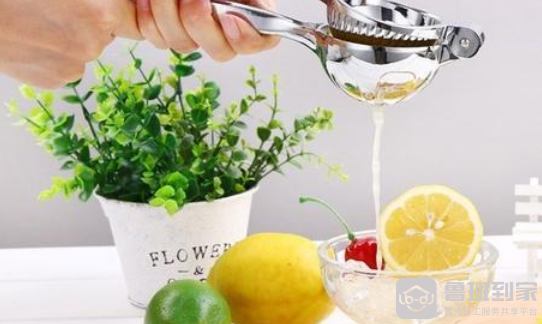 手动水果榨汁机怎么用？