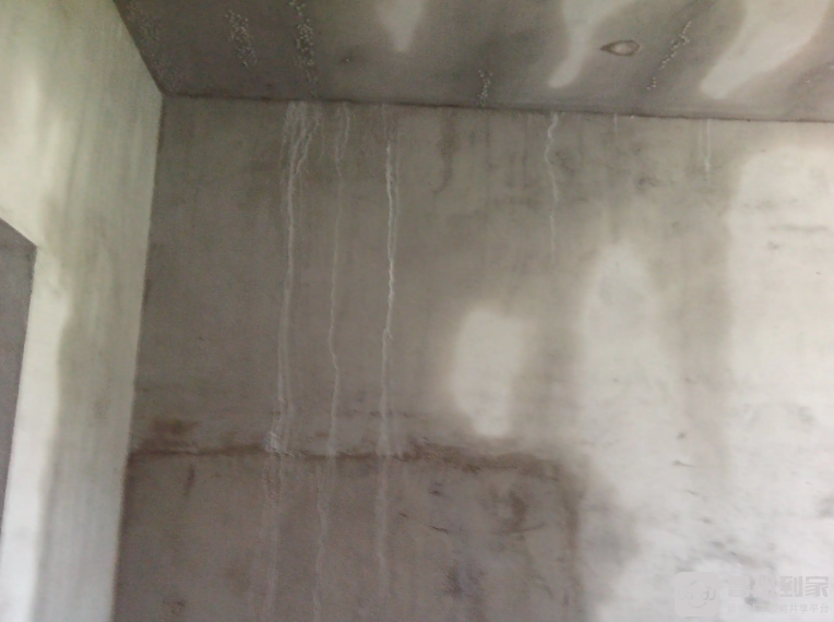 楼上漏水把楼下的墙面渗水怎么办，墙面渗水容易引发哪些问题