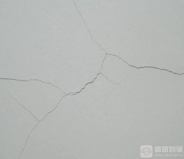 墙面开裂怎么处理，墙面为什么会出现开裂问题