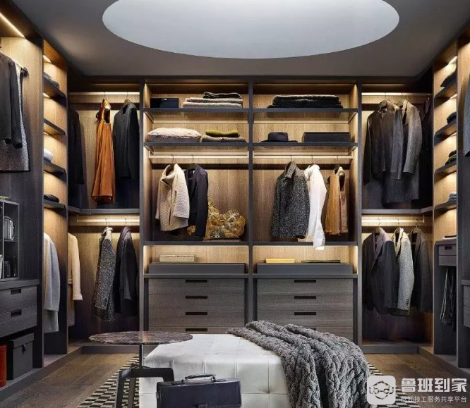 步入式衣帽间的特点是什么，步入式衣帽间安装流程是什么