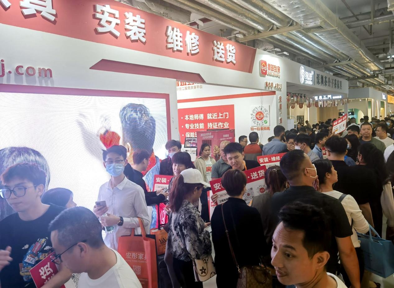 人气实力见证！鲁班到家携“专享一口价”和“城市服务中心”亮相第43届国际龙家具展览会