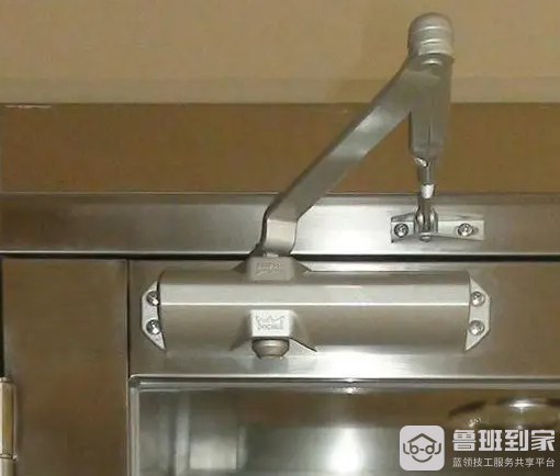 闭门器