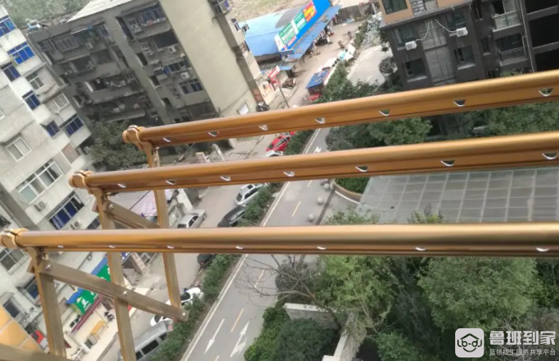 阳台外晾衣架