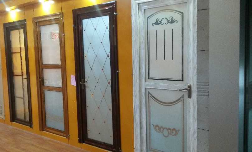 不透明者又可分为流水纹,水滴纹,香梨花纹等,透明的都是强化玻璃制作