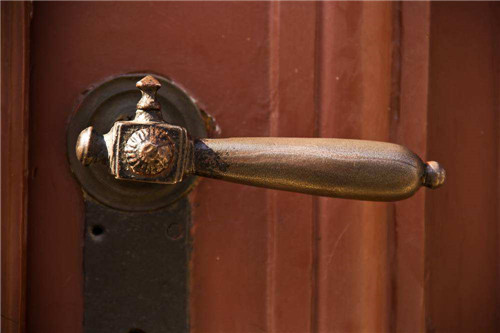 门把手松动怎么调紧 圆的旋转门把手坏了怎么修