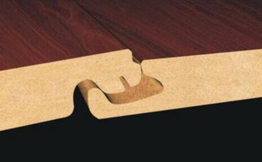 搭扣式锁扣地板是技术改进的一种地板类型,它的企口和舌榫更宽,舌榫的