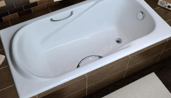 如果过低,水位一旦超过了这个高度,水就会从溢水口向外流,浴缸的水深