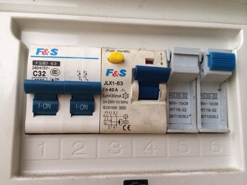 保险丝很快就会被氧化烧断,造成线路欠压这样就会导致电闸跳闸