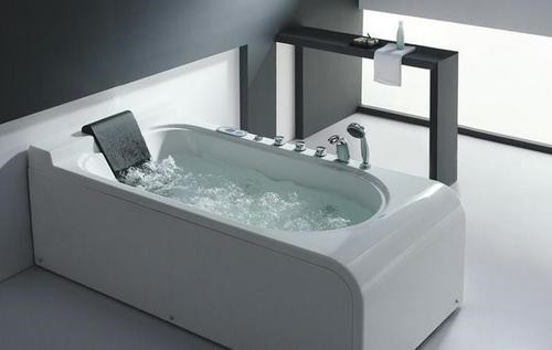 而按摩浴缸则拥有定时智能进水的功能,浴缸内的水位在到达一定的位置