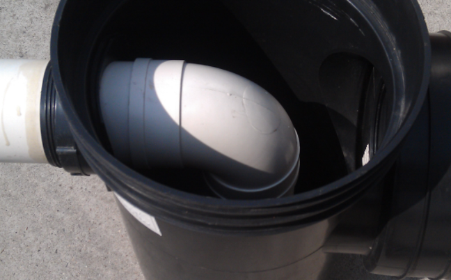 卫生器具内无水封时,在室内排水沟与室外排水管道连接处应设置水封